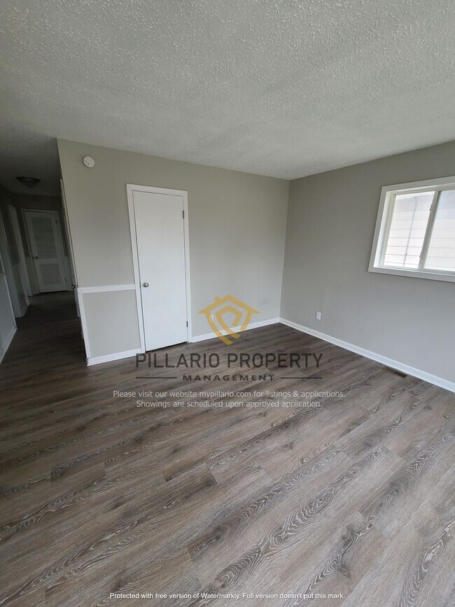 Building Photo - MOVE IN SPECIAL!! 3 Bed / 1 Bath Near Mart...
