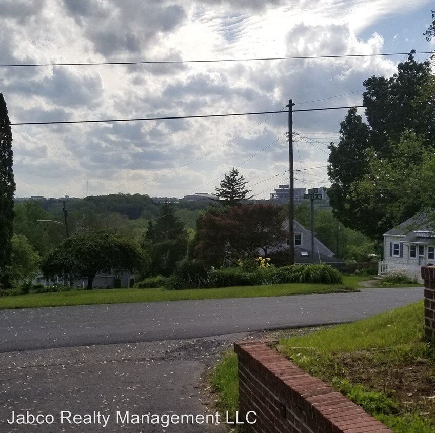 Building Photo - 3 br, 2 bath House - 113 Hillview Avenue