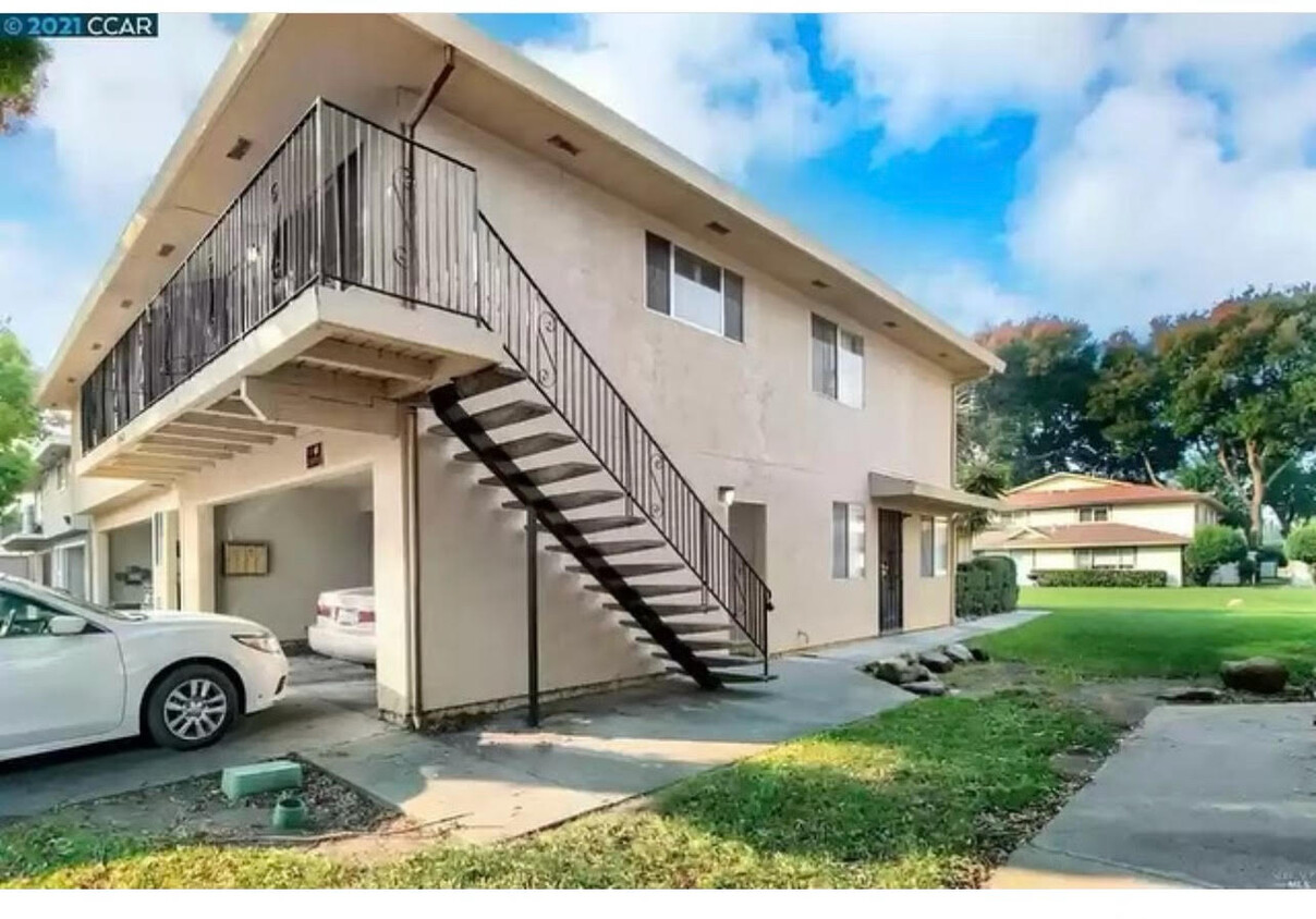 Upstairs Unit Condo - 1940 Duxburry Ln