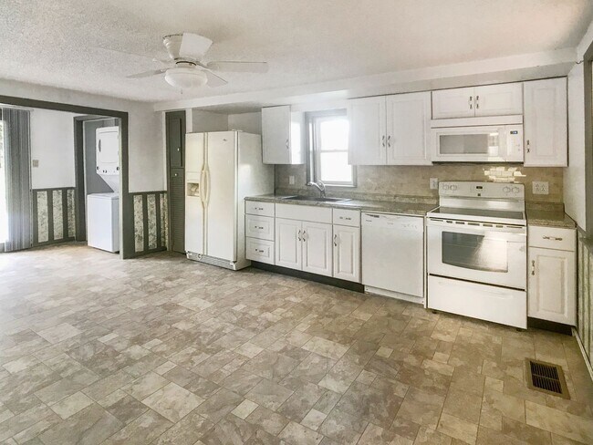 Building Photo - Lovely 3BR/1BA Single Family Home - Up to 2 dogs no weight limit welcome!