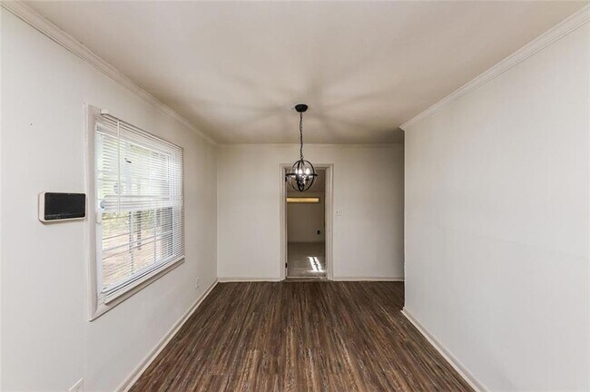 Building Photo - 210 Oak Dr SE