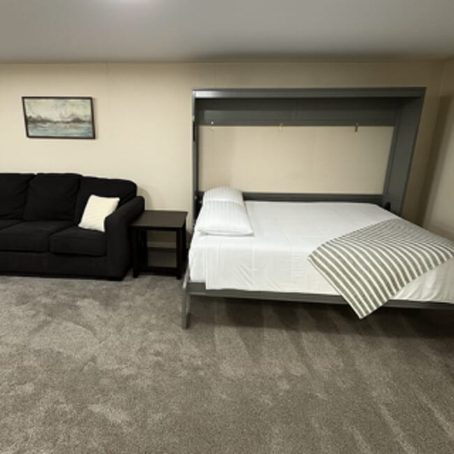 Building Photo - 190 Country Club Dr