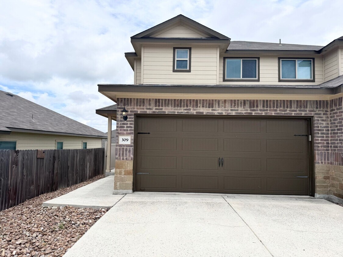 Foto principal - Two Story Townhome in New Braunfels