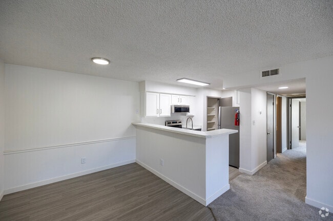 2 BR, 2 BA - 956SF - The June