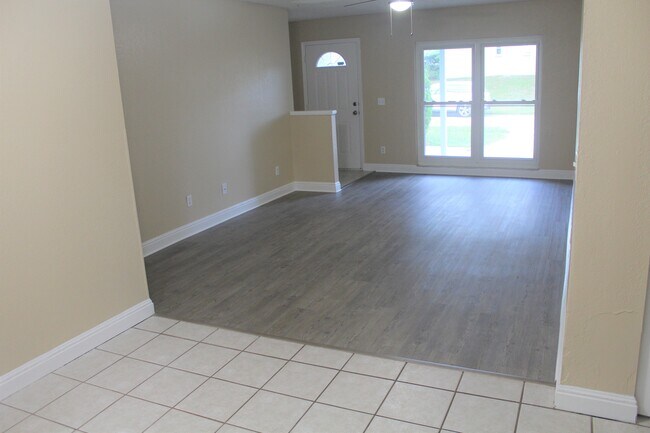 Photo - 205 Regal Park Dr House