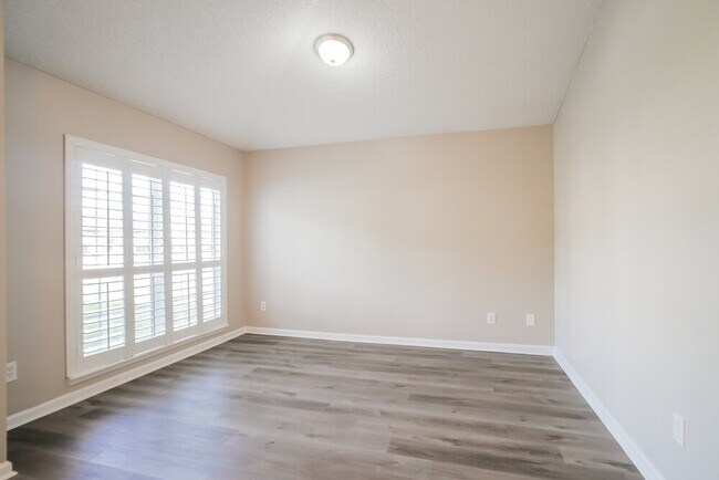 Building Photo - 2158 S Cranbrook Ave