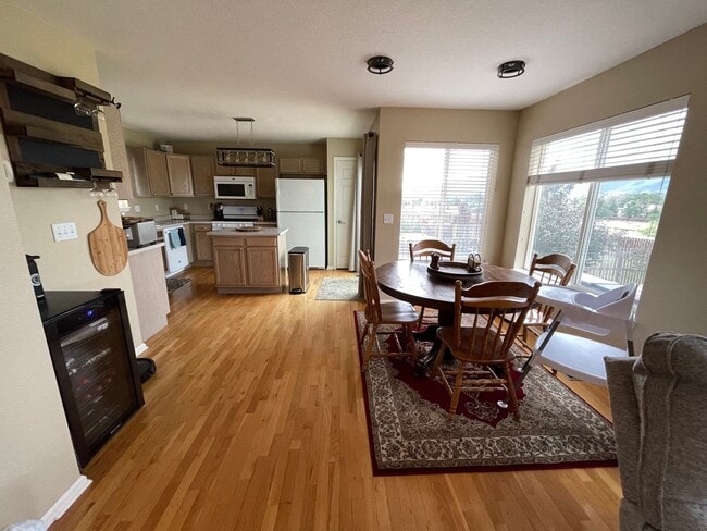 Building Photo - SPACIOUS TRI LEVEL HOME IN MONUMENT WITH MOUNTAIN VIEWS & WALKING DISTANCE TO DOWNTOWN MONUMENT!!!