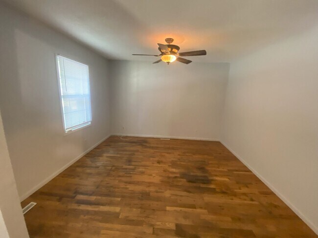 Building Photo - Newly renovated home