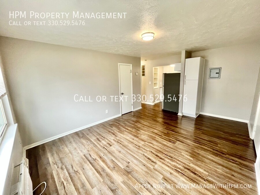 Foto del edificio - 21955 Miles Rd