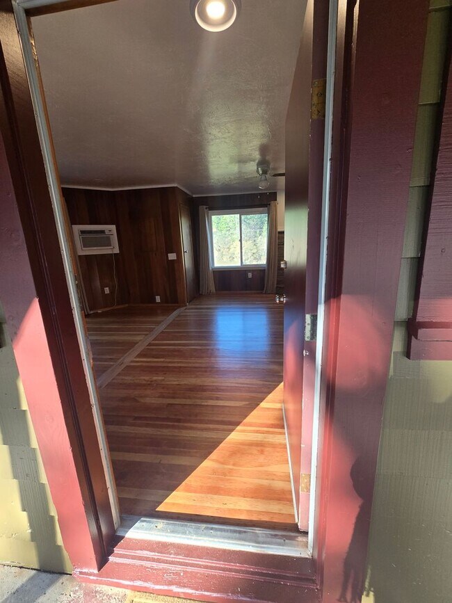 Foto del edificio - Calm Surrounds This Beautiful Cabin Home