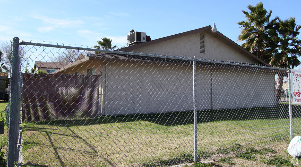 Building Photo - 2712 W Yosemite Ave