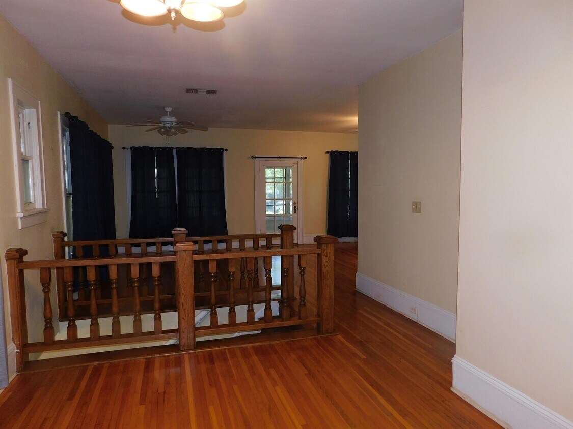 Primary Photo - 3305 Creswell Ave