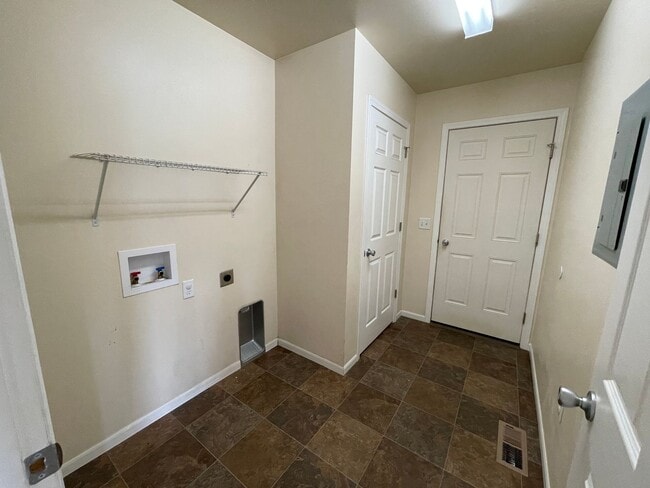 Building Photo - Spacious 3 bed for rent!