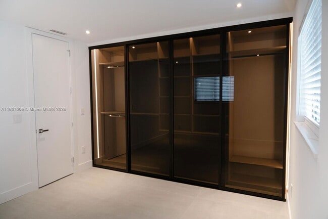 Foto del edificio - 830 NE 171 St