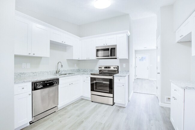 Building Photo - 6085 Emerald Pointe Cir