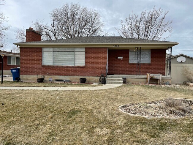 Building Photo - Charming 2 Bed 2 bathroom home with tons of storage space!