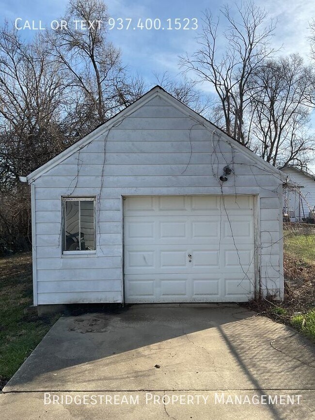 Building Photo - 3 bedroom, 1 bath home with basement and 1...