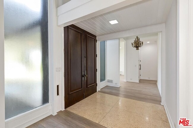 Foto del edificio - 719 N Bedford Dr