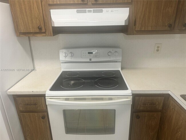 Foto del edificio - 8135 Sunrise Lakes Blvd