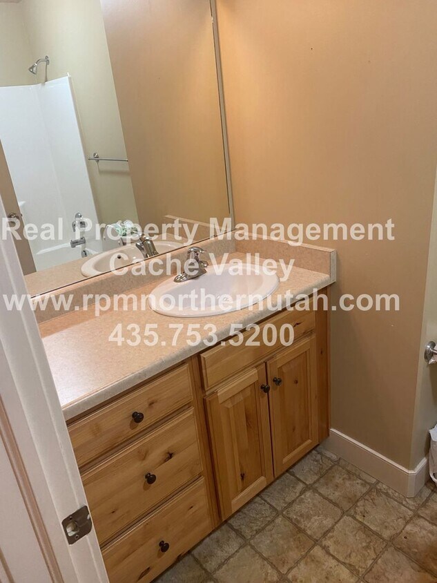 Building Photo - Adorable 5 Bedroom House Available in June!