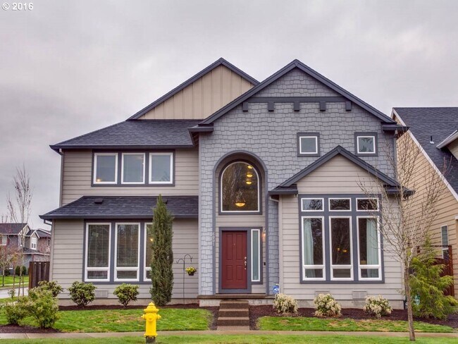 Foto del edificio - Stunning Corner-Lot Home with Soaring Ceilings, Open Floorplan, and Prime Hillsboro Location