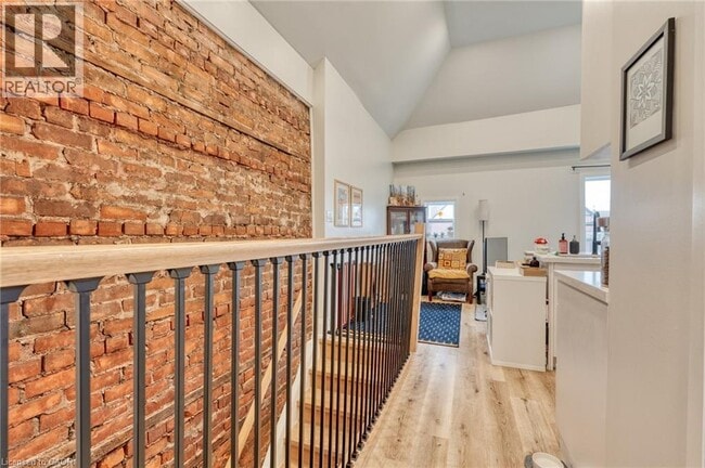 Building Photo - 64 Oxford St