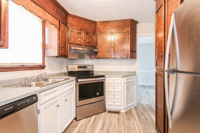 Building Photo - 3 Bedroom Columbia Home