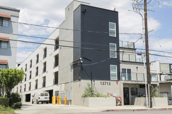 Foto del edificio - 13713 Oxnard St