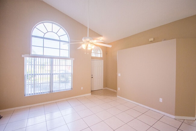 Building Photo - 3 Bed 2 Bath Home with Stainless Steel Appliances Near Poinciana Pkwy!