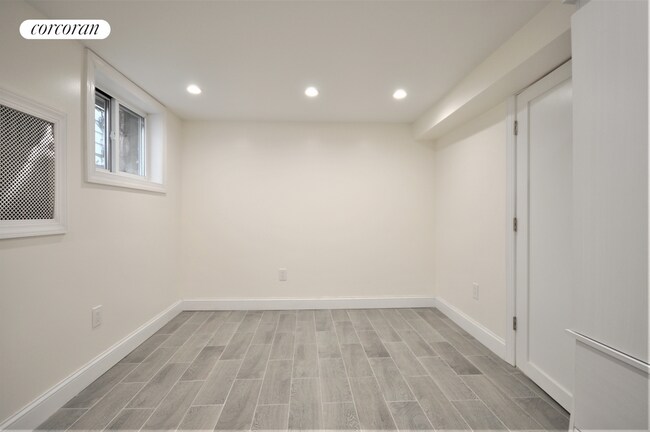 Building Photo - 140 E 42nd St
