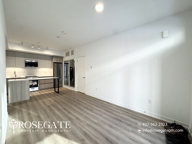 Photo du bâtiment - 1-Bedroom Freehold Townhouse with Parking & Private Outdoor Space – Brampton