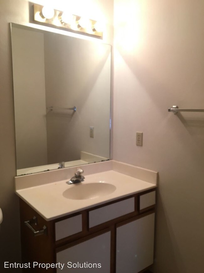 Building Photo - 2410-2410 Petrus Cir