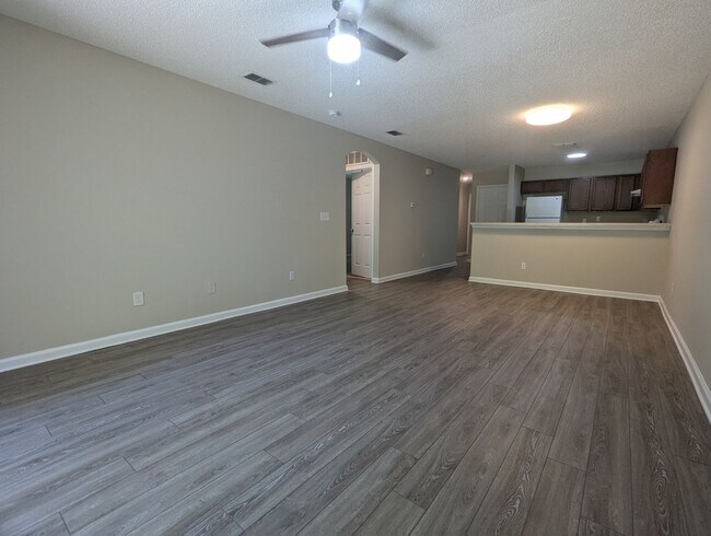 Building Photo - 3/2 WITH A GREAT PRICE AND READY FOR IMMED...