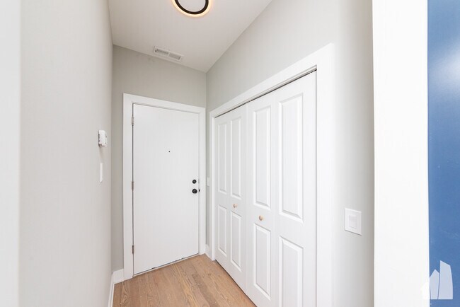 Foto del edificio - 4409 W Montrose Ave