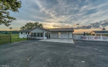 Building Photo - 170 Burhl Chase Rd