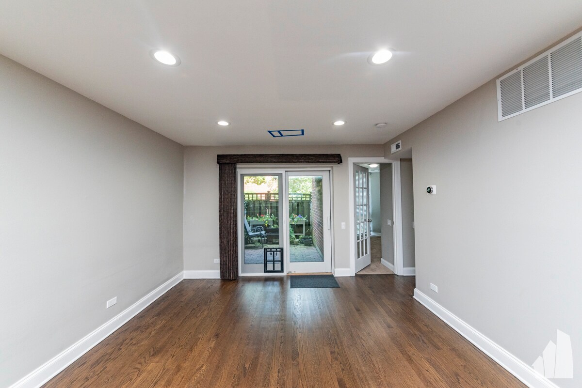 Primary Photo - 2036 N Larrabee St