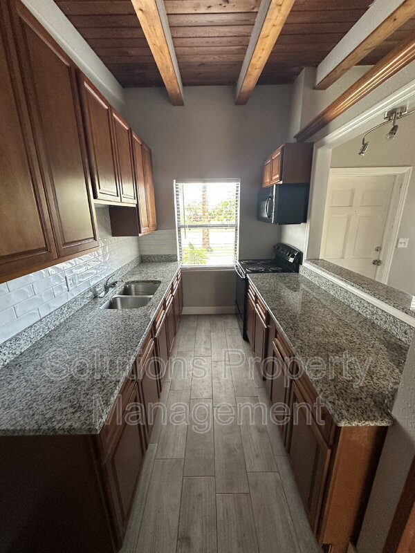 Building Photo - 1606 S Miramar Ave
