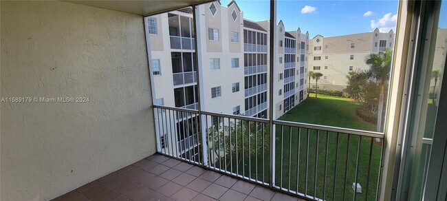 Foto del edificio - 10710 Northwest 66th Street Apt #409, Dora...