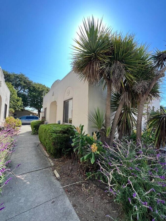 Primary Photo - 1051 Chanticleer Ave