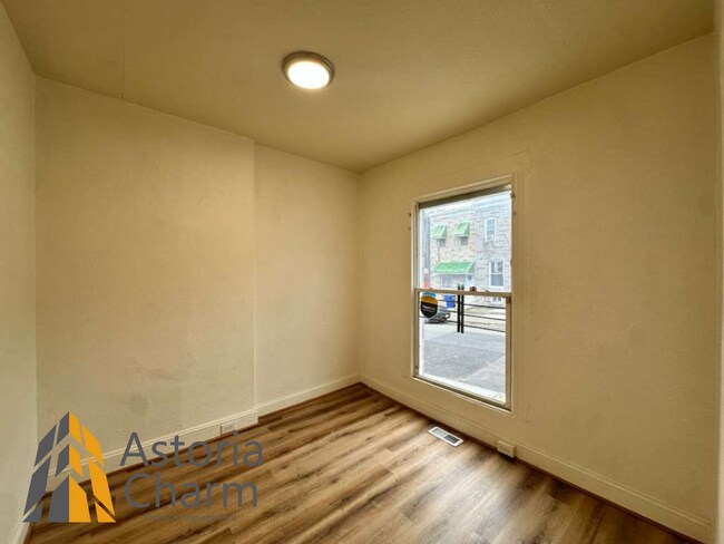 Foto del edificio - Flexible 4 Bedroom Layout with Fenced Backyard