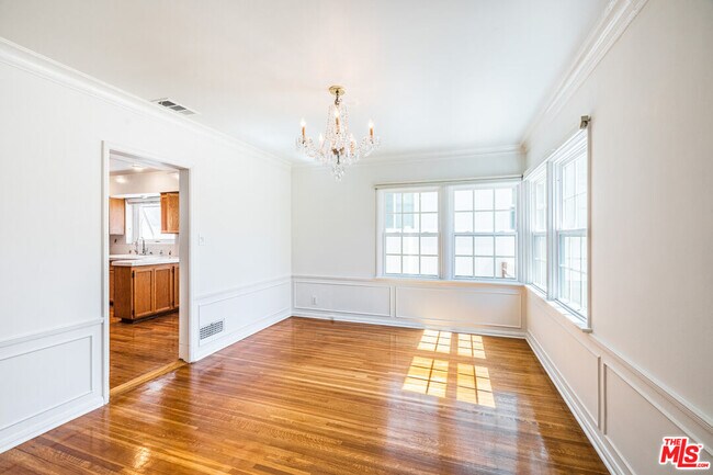 Building Photo - 10777 Wellworth Ave