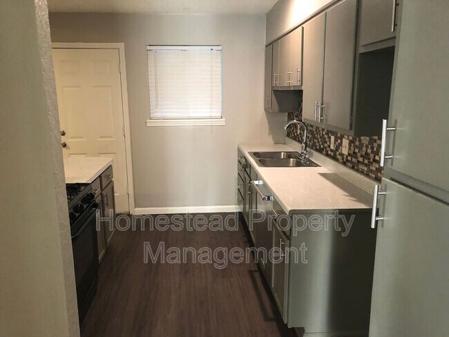 Building Photo - 3000 N Viewpoint Dr