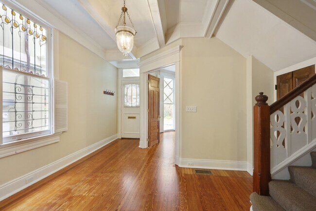 Building Photo - Fabulous University Duplex with gleaming f...