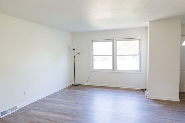 Building Photo - 4446 Park Lawn Dr
