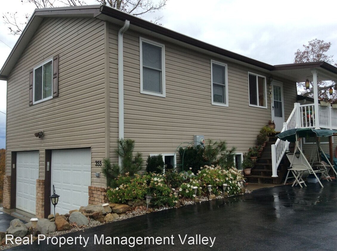 2 br, 1 bath House 355 Pine Grove House Rental in Sumerco, WV