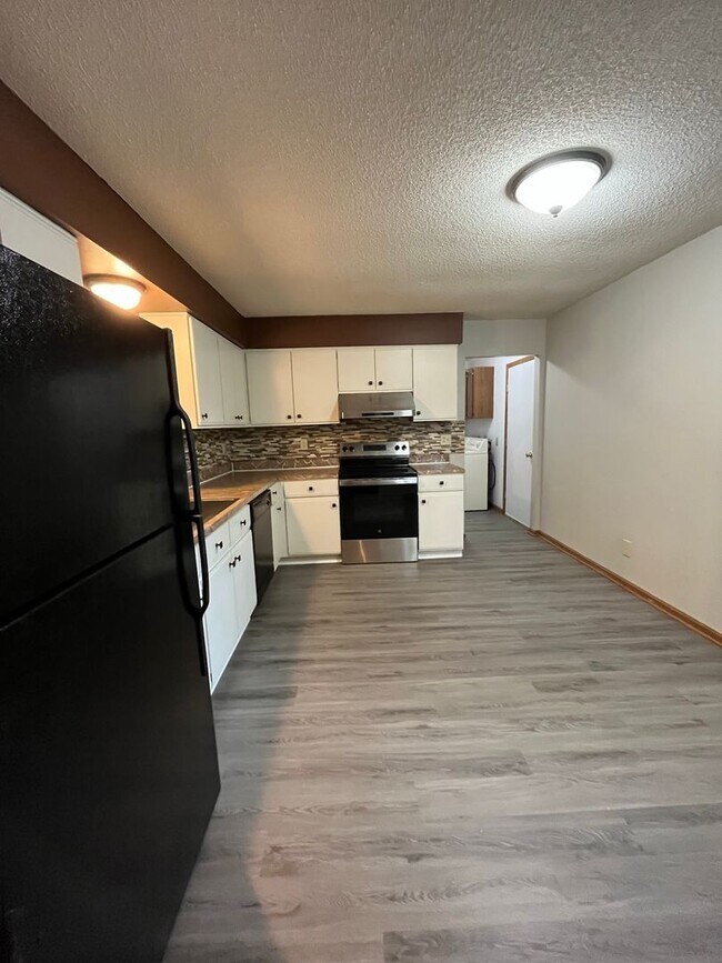 Foto del edificio - Charming 3-Bedroom Ranch Home with Fenced ...