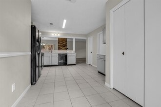 Building Photo - 10 Treadwell Ct