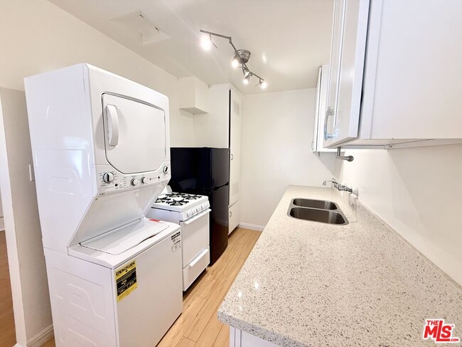 Building Photo - 630 Westbourne Dr