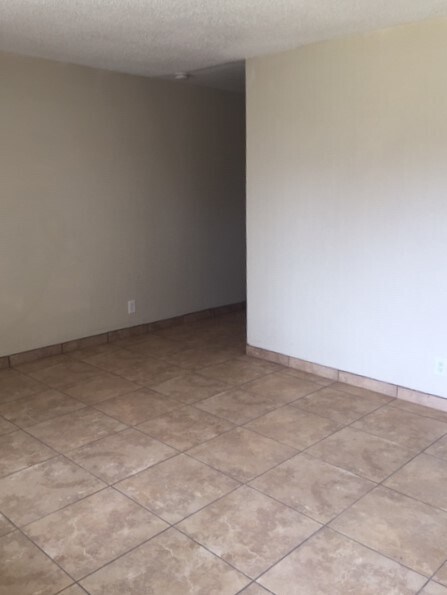 Building Photo - 2139 W Glenrosa Ave