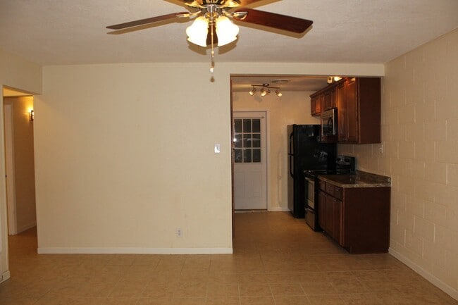 Building Photo - 4 Oakmont Cir